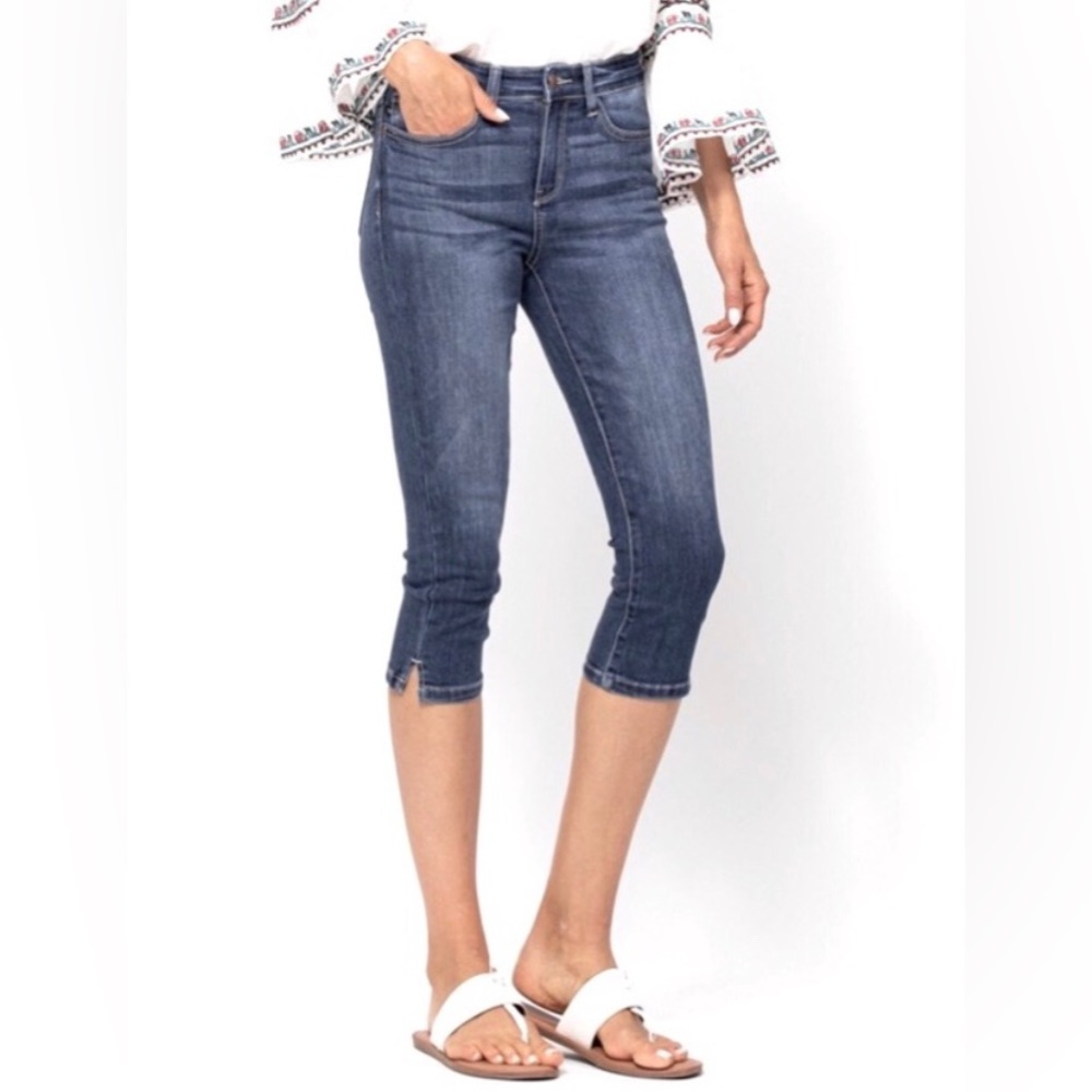 🆕 Judy Blue Mid Rise Non Destroyed Capri